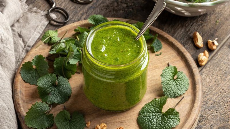 Fotografija: Listi česnovke imajo okus po česnu in redkvici, zato je pesto iz njih bolj pikanten kot iz čemaža. Foto: Shutterstock