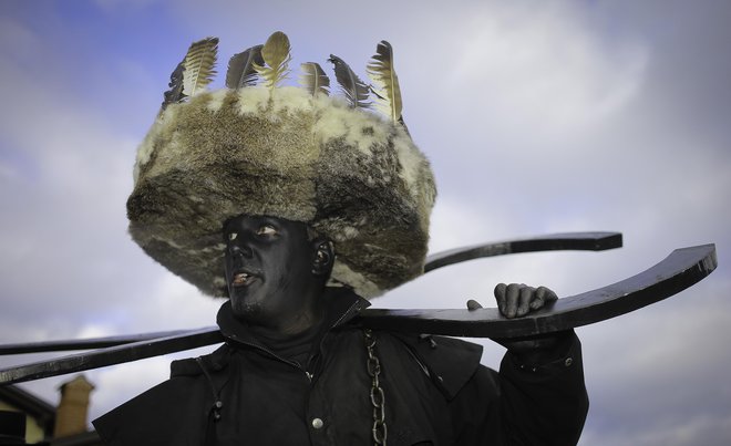 Pustni lik Kleščar nosi velike klešče, s katerimi lovi mimoidoče otroke in ženske. Foto: Jože Suhadolnik