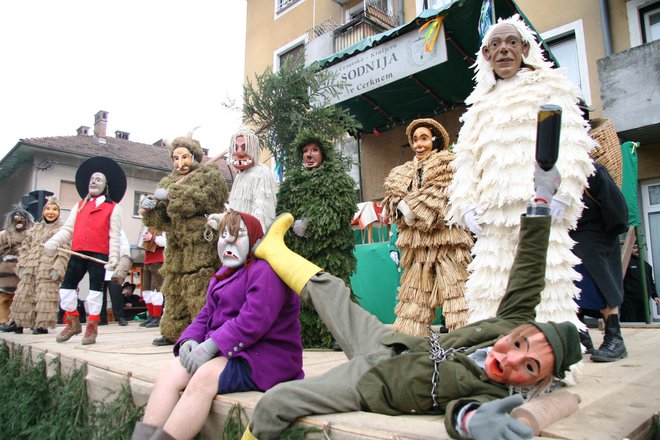 Cerkljanska laufarija sredi trga v Cerknem priredi komično sodbo Pustu. Foto: Blaž Močnik/Foto Delo