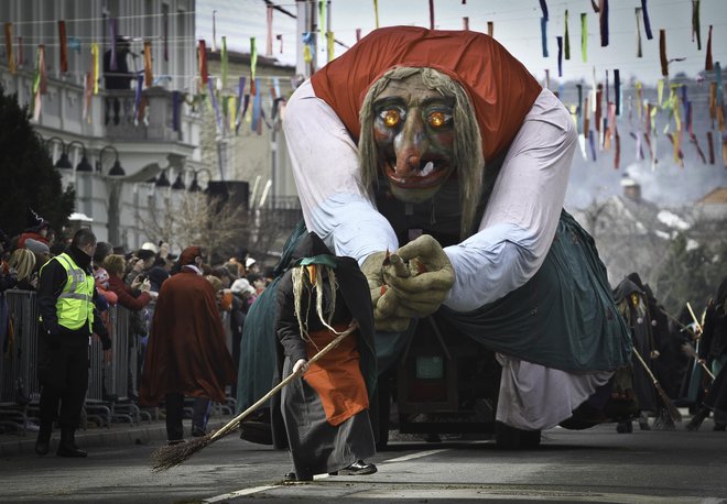 Pustna povorka v Ccerknici postreže z izjemnimi megalomanskimi pustnimi liki. Foto: Jože Suhadolnik