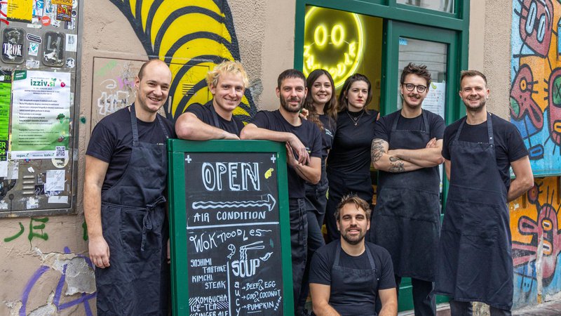 Fotografija: Ekipa je stalna, sestavljajo jo Simon, Luka, Žiga, Špela, Luna, Filip, Lovro in Toni. »Konec tedna smo zaprti, zaposlenim damo prosti čas, včasih pa gremo skupaj v soboto na kosilo ali izobraževanje h kakemu vinarju,« pove chef. Foto: Žan Stermecki