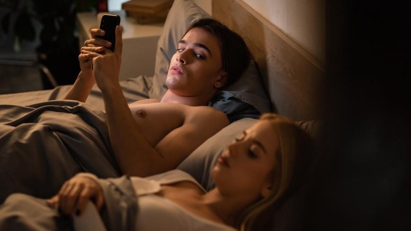 Fotografija: Še nikoli doslej ni bilo tako preprosto prevarati partnerja, kot zdaj v digitalni dobi, ko smo obdani s pametnimi napravami in z eno nogo živimo v virtualnem svetu. Foto: Shutterstock