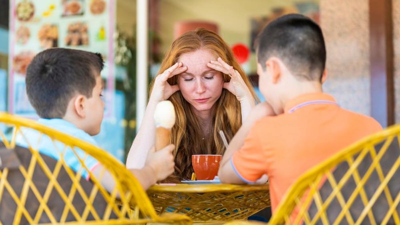 Fotografija: Starši, ki naredijo vse za otroka, a pozabijo nase, ne uničujejo le lastne sreče, ampak dolgoročno uničujejo tudi svoje otroke. Foto: Shutterstock