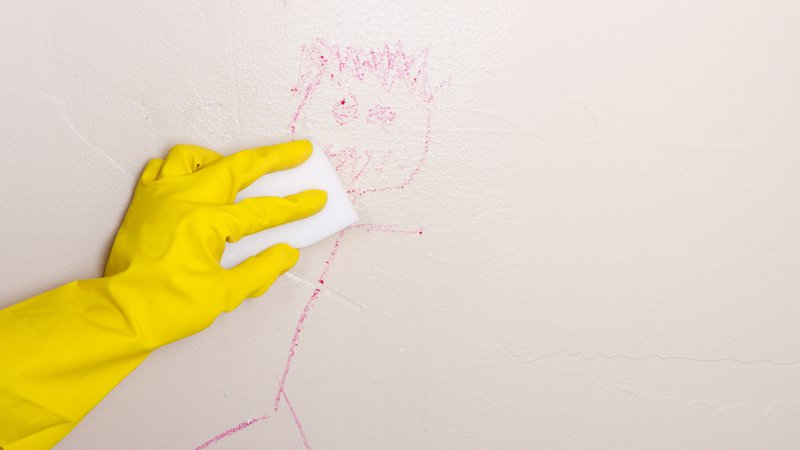 Fotografija: Čudežna gobica je pravzaprav kos melaminske pene – materiala, ki deluje kot zelo fin brusni papir. Foto Jenn Huls//Shutterstock