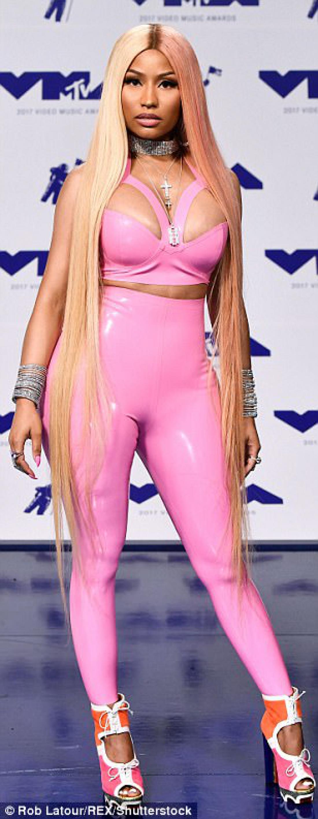 439FDC4000000578-4828382-Pretty_in_pink_Nicki_Minaj_absolutely_scintillated_in_a_pink_lat-a-5_1503906917574.jpg