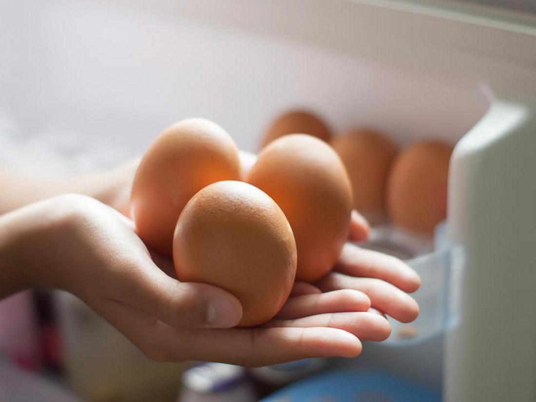 Ali hranite jajca v vratih hladilnika?