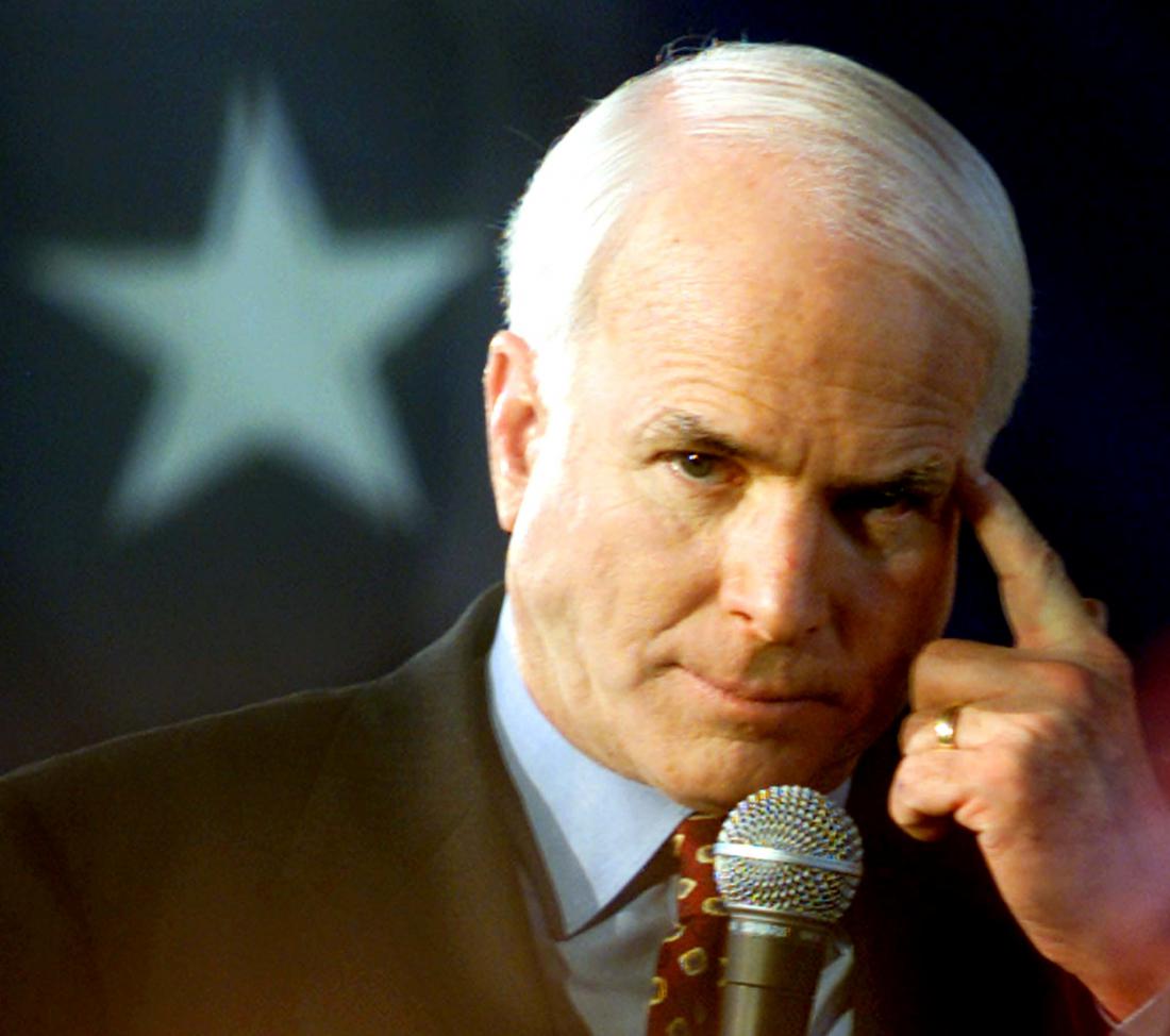 Umrl je ameriški senator John McCain