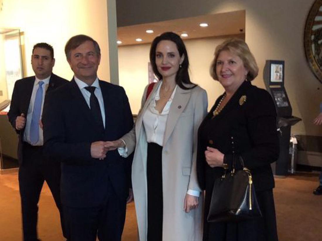 Joliejeva z Erjavcem na zasedanju OZN