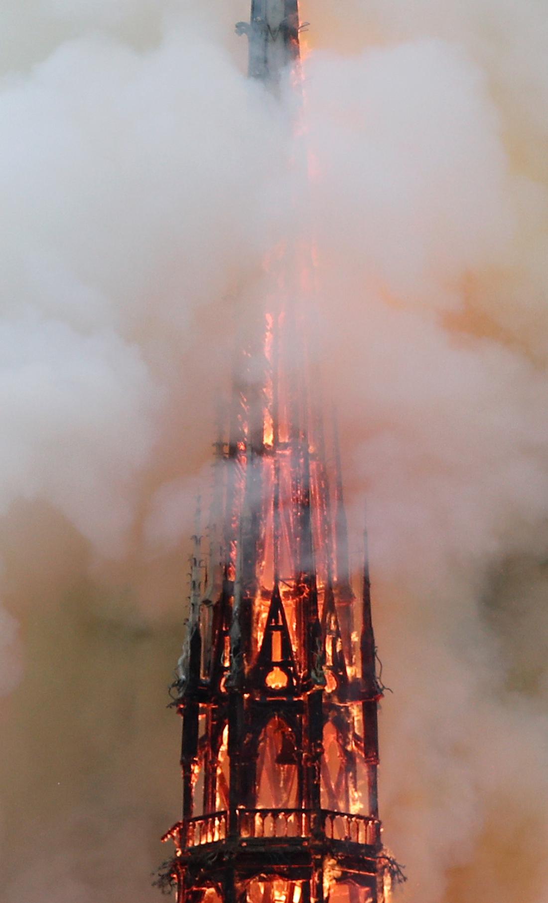 Požar v pariški Notre Dame: gasilcem uspelo rešiti strukturo
