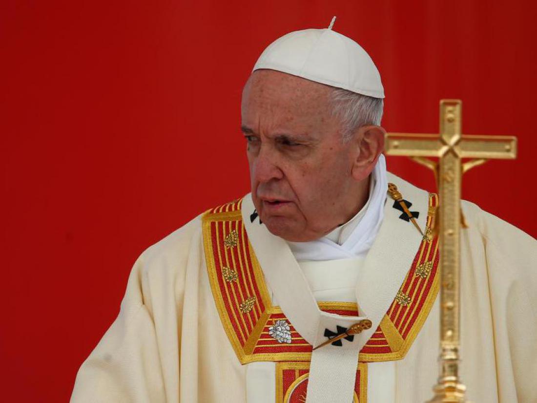 Papeževa nova pravila: Spolnih zlorab ne bodo več pometali pod preprogo