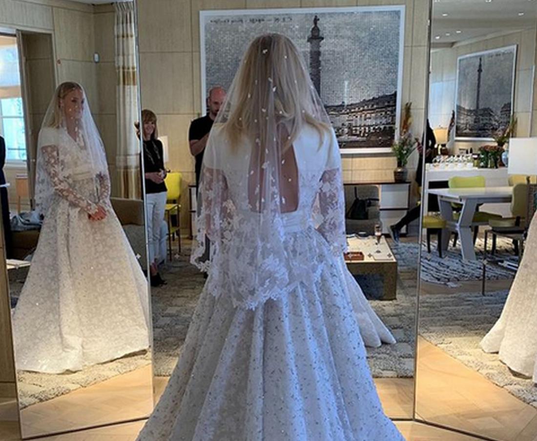 Poročno obleko Sophie Turner šivali več kot 350 ur