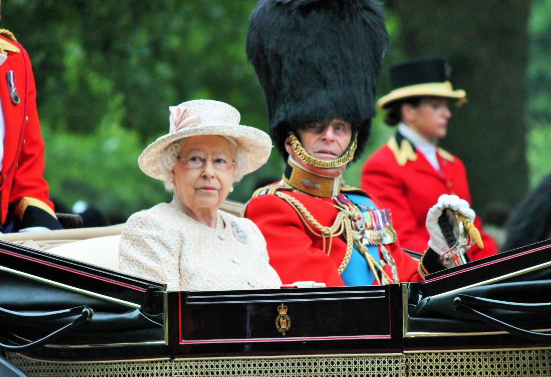 Stilistka razkriva: Britansko kraljico greje samo še umetno krzno