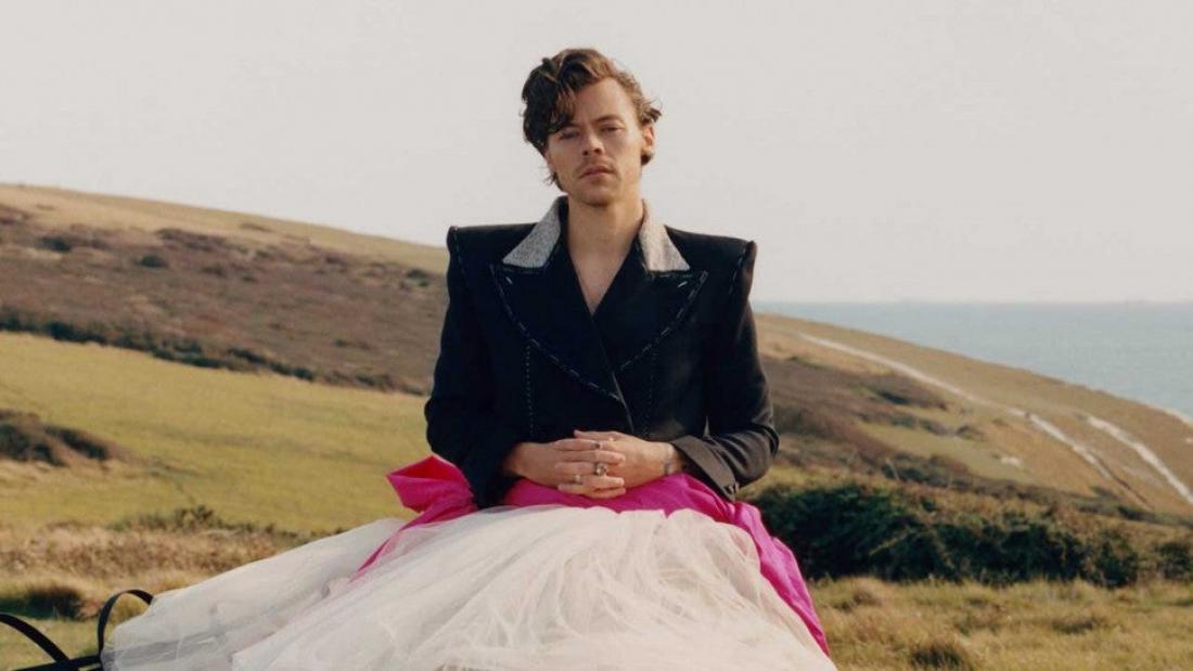 Harry Styles na zgodovinski naslovnici Voguea preganja toksično moškost