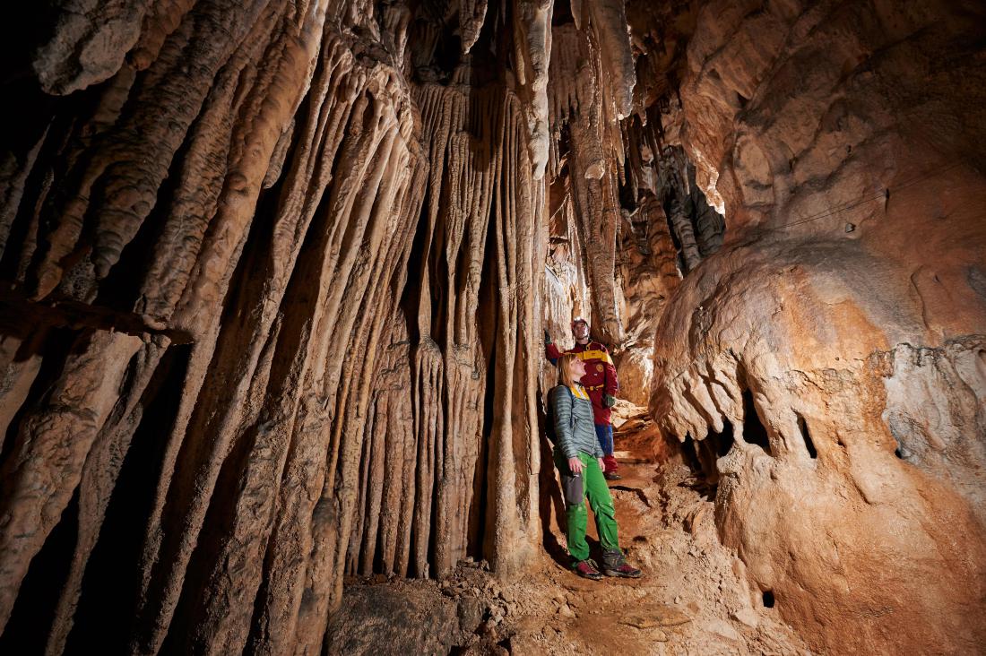 5 manj znanih slovenskih jam, kjer lahko uživate v naravni klimi