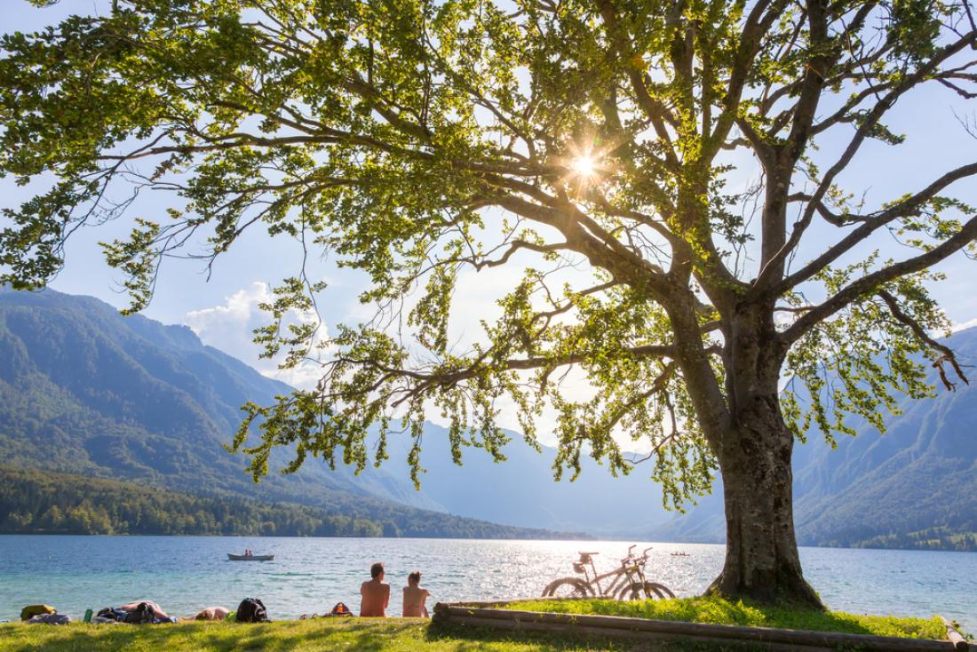 To slovensko jezero ima trenutno že 22 stopinj, popolno za kopanje