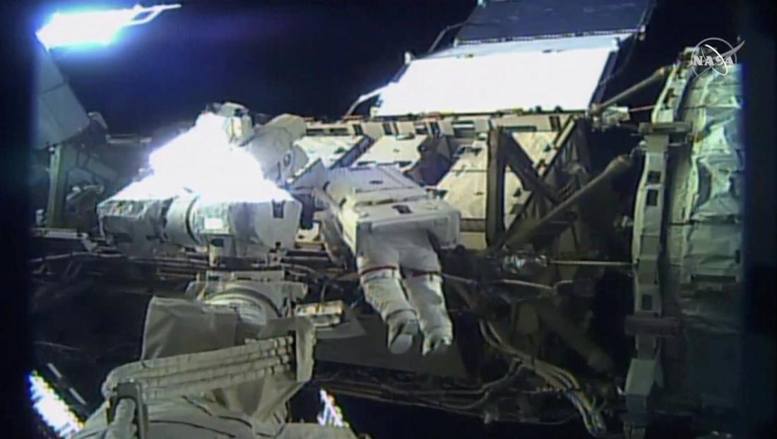Astronavtka Jessica Meir na zunanji strani vesoljske postaje.