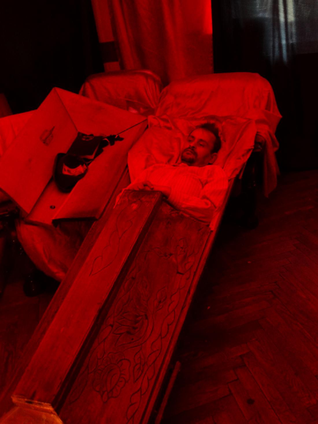 Grof Drakula še vedno počiva v svoji rojstni hiši, občasno pa skoči iz krste in pošteno prestraši obiskovalce.