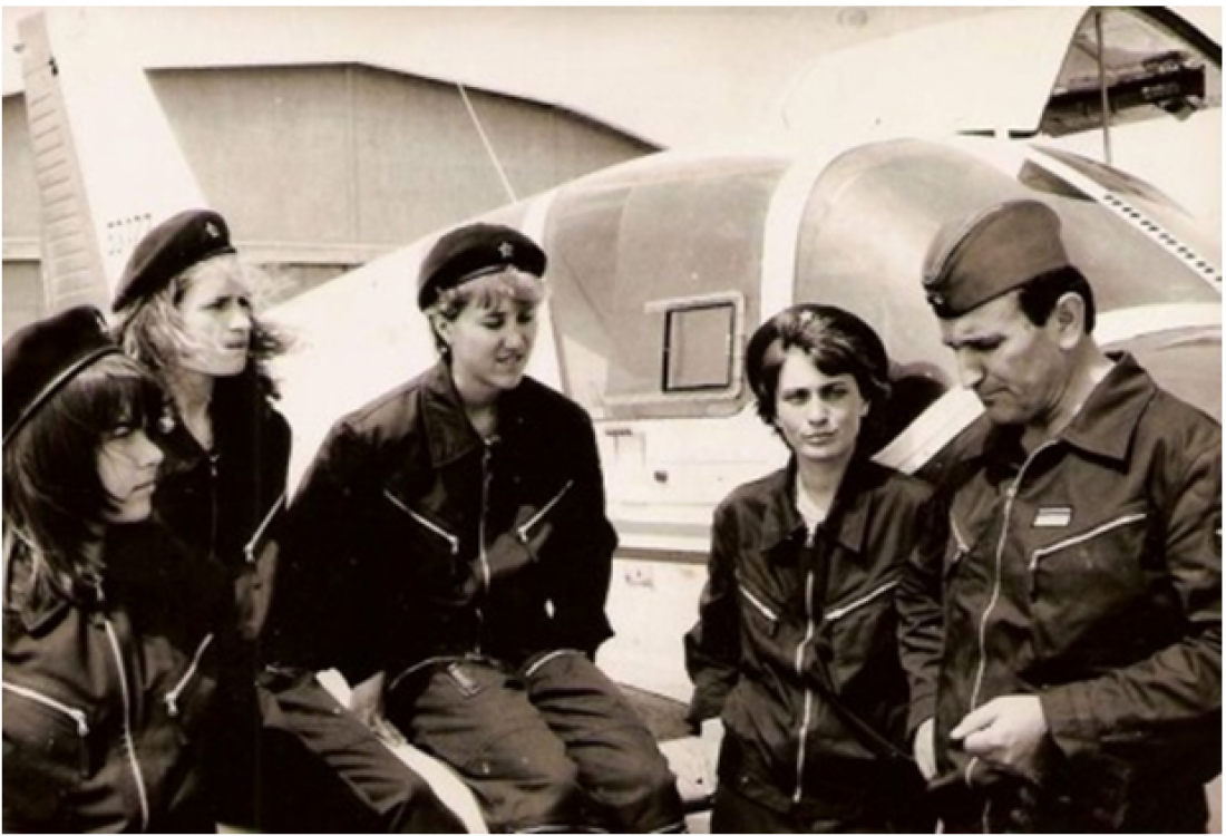 Prva generacija pilotk v JLA leta 1984, Milena Zupanič (takrat še Cestnik) pa je v sredini.