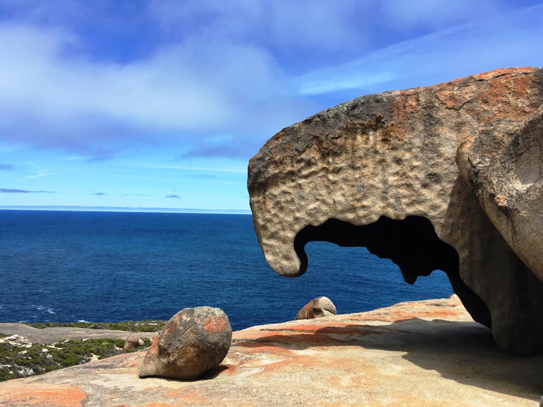 Remarkable Rocks: osupljive skale, ki so jih menda v 500 milijonih let oblikovali valovi, dež in sonce, danes pa so del narodnega parka Flinders Chase na otoku Kangaroo, ki je oddaljen nekaj več kot tri ure (kombinirane vožnje avtobusa in trajekta) od Adelaide.