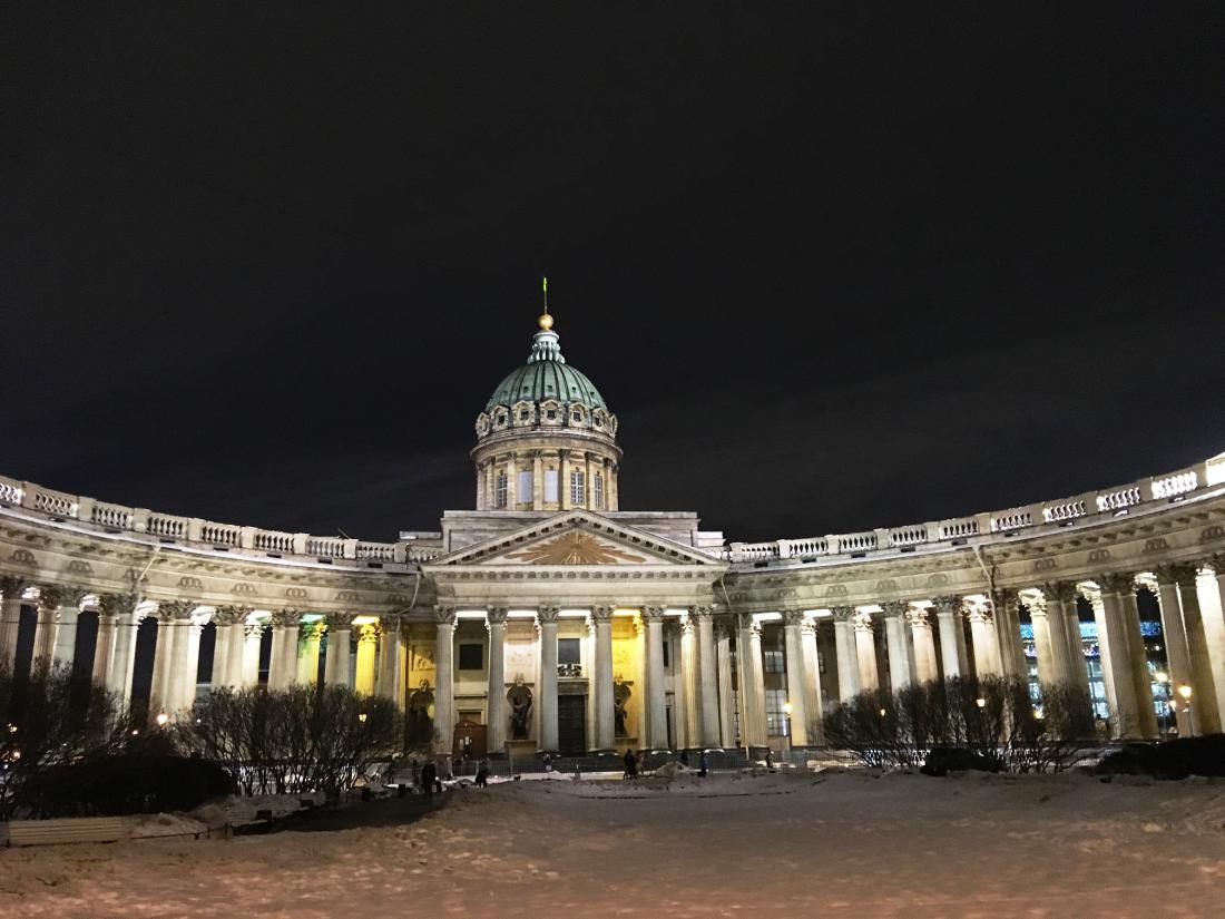 Kazanska katedrala – gradili so jo desetletje, začenši v letu 1801, ko je bil Sankt Peterburg še ruska prestolnica –, Ruse pa naj bi opominjala na to, da so premagali Napoleona.