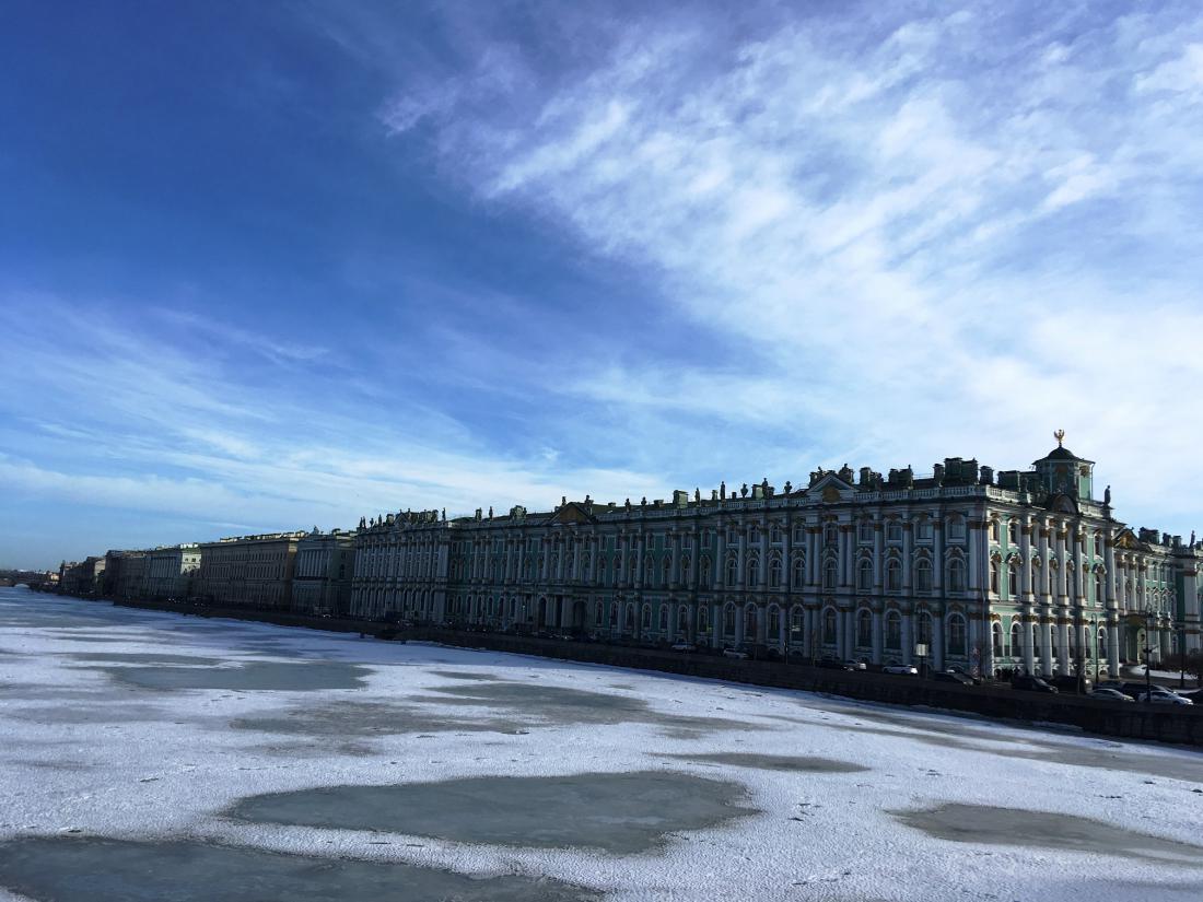 Pogled na Ermitaž z mosta nad zamrznjeno Nevo