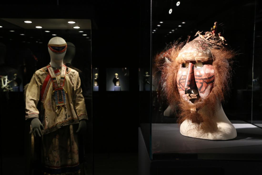 Obredno oblačilo velikega šamana Kupige, Udegejci, 1934 (levo), in maska popolnoma iniciiranega šamana, Udegejci, 1909/10 (desno)