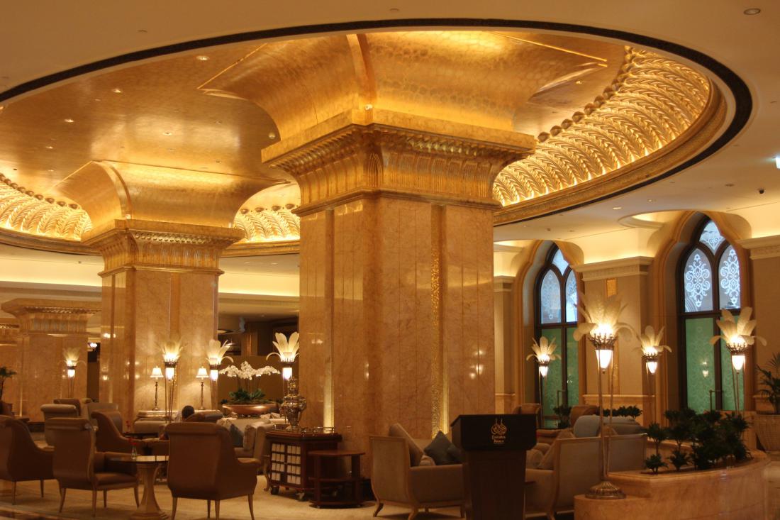 V najdražjem hotelu v mestu Emirates Palace je ve v zlatu.