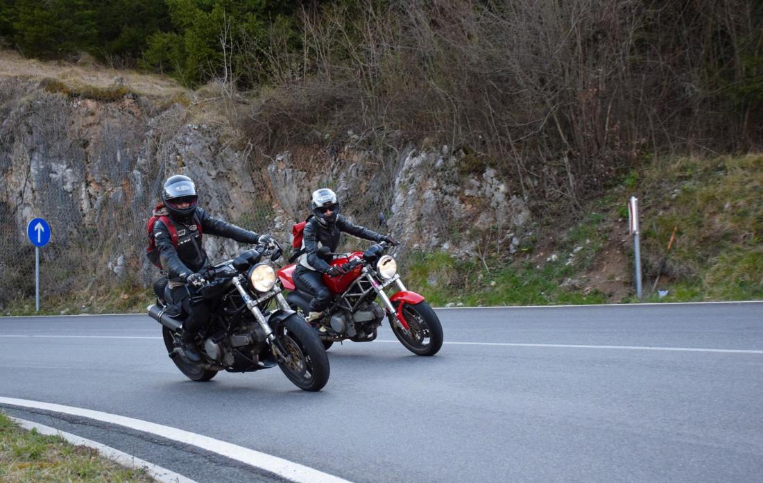 Maja Bošnjak in Hermina Steržaj sta izbrali Ducatijevega monstra. Foto: Urban Kogovšek