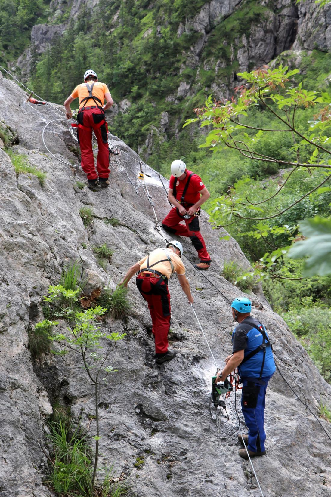 Zdravko Bodlaj z ekipo v Kamniški Bistrici; markacisti PZS prostovoljno nadelujejo, markirajo, čistijo in urejajo planinske poti.