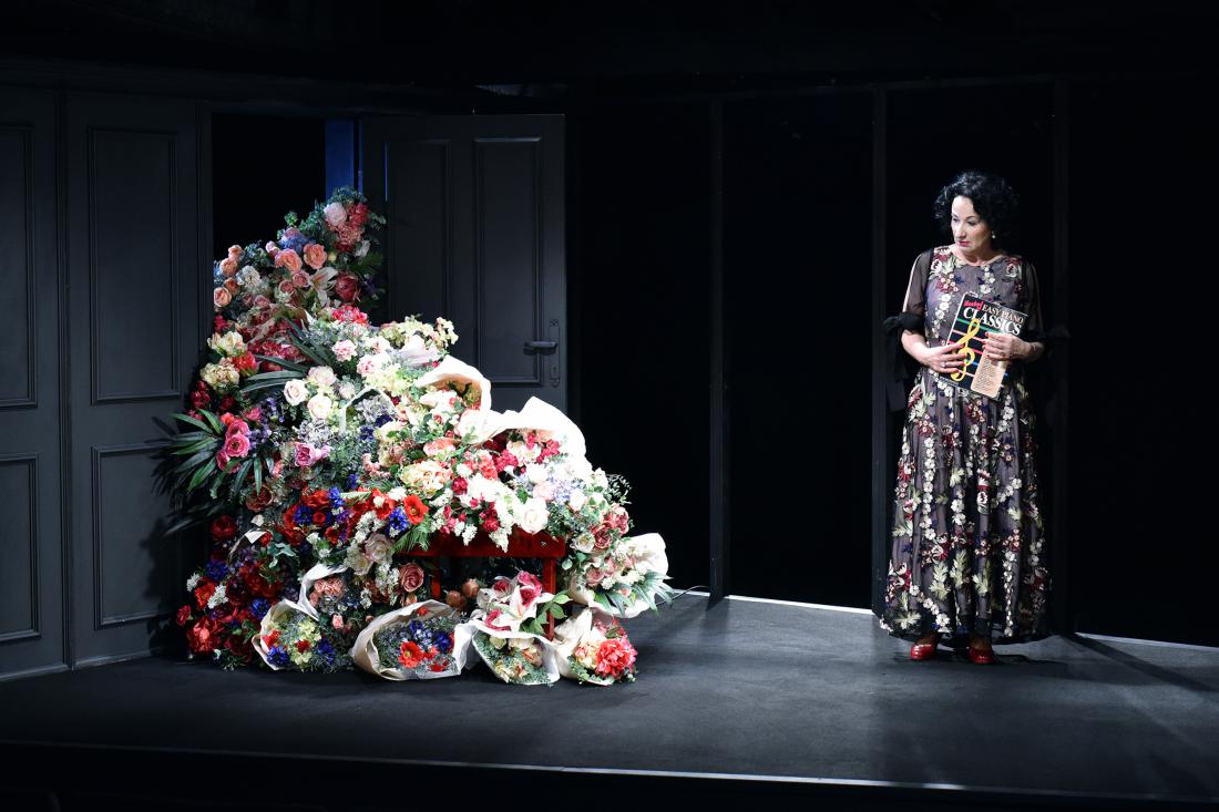 Polona Vetrih v avtobiografski izpovedi Ne pozabite na rože. Foto: Peter Uhan/SNG Drama Ljubljana