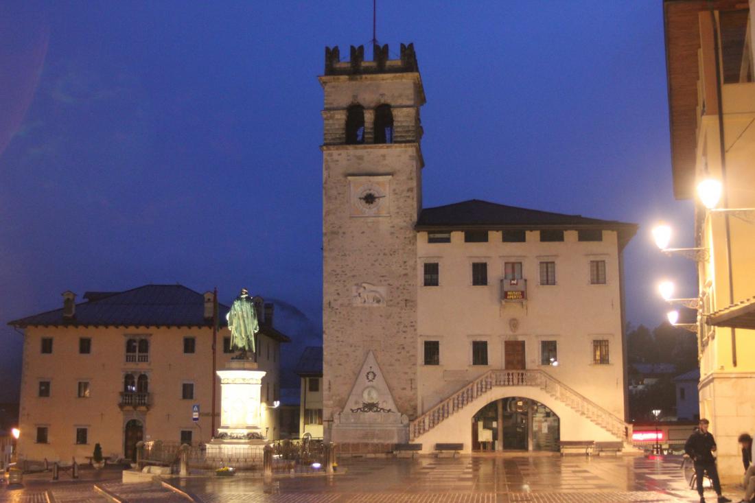 Sredi glavnega trga stoji Tizianov kip – Pieve di Cadore.