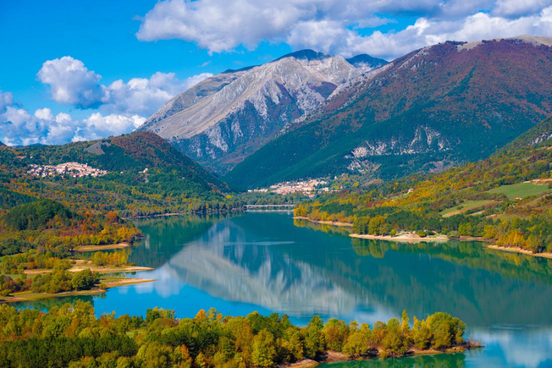 Doline poživlja več jezer. Foto: ValerioMei/Shutterstock
