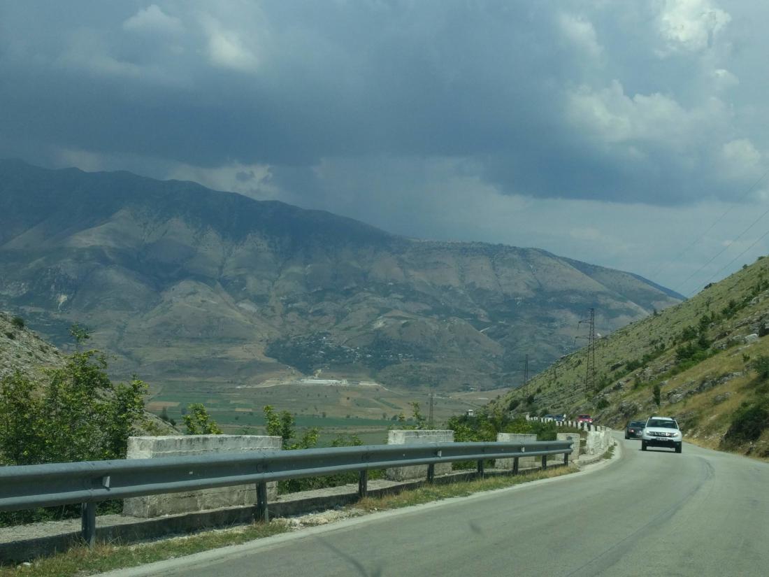 Pot v Gjikorastër je bila ovinkasta, strma in na nekaterih odsekih prav zares nevarna. Temni oblaki so obljubljali nevihto, a je ta dan ni bilo. Foto: Mateja Kišek