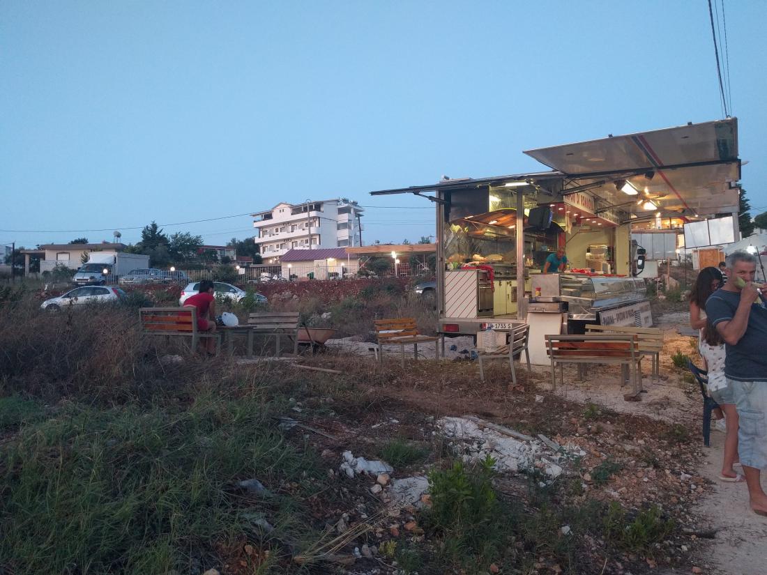 Prodajalnica ulične hitre prehrane v Ksamilu tik ob morju, kjer je še posebno želena soljena kuhana koruza. Foto: Mateja Kišek