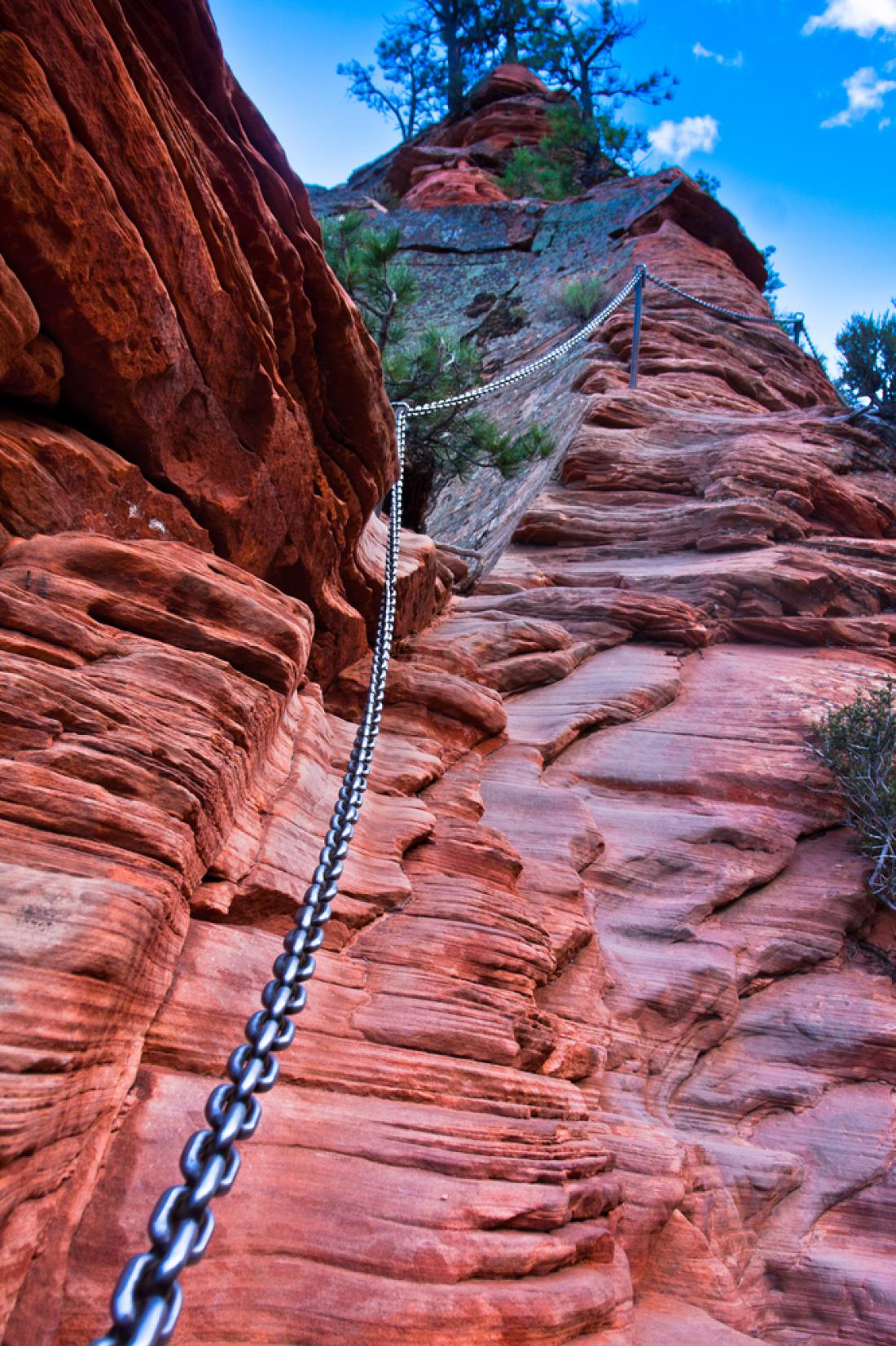 Vzpon na Angels Landing ni mačji kašelj, ponekod je v skalo vklesana tudi veriga. Foto: Lorcel/Shutterstock