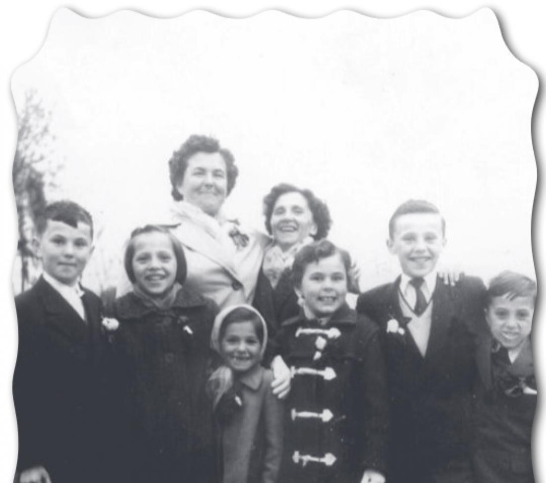 Anita Ogulin (tretja z desne) z bratom in mamico, teto, bratrancema in sestričnama v Staršah pri Mariboru