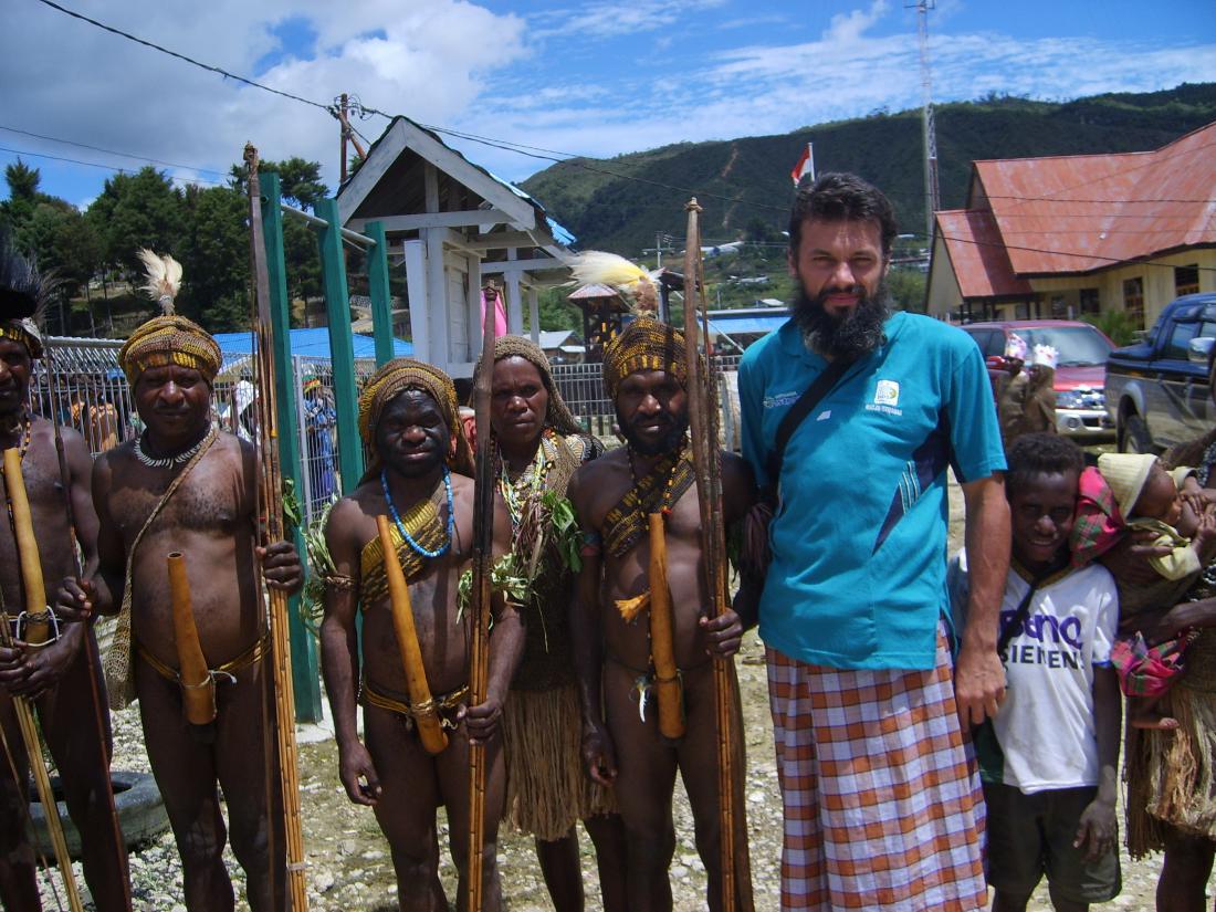 Z domorodci na Papui Novi Gvineji