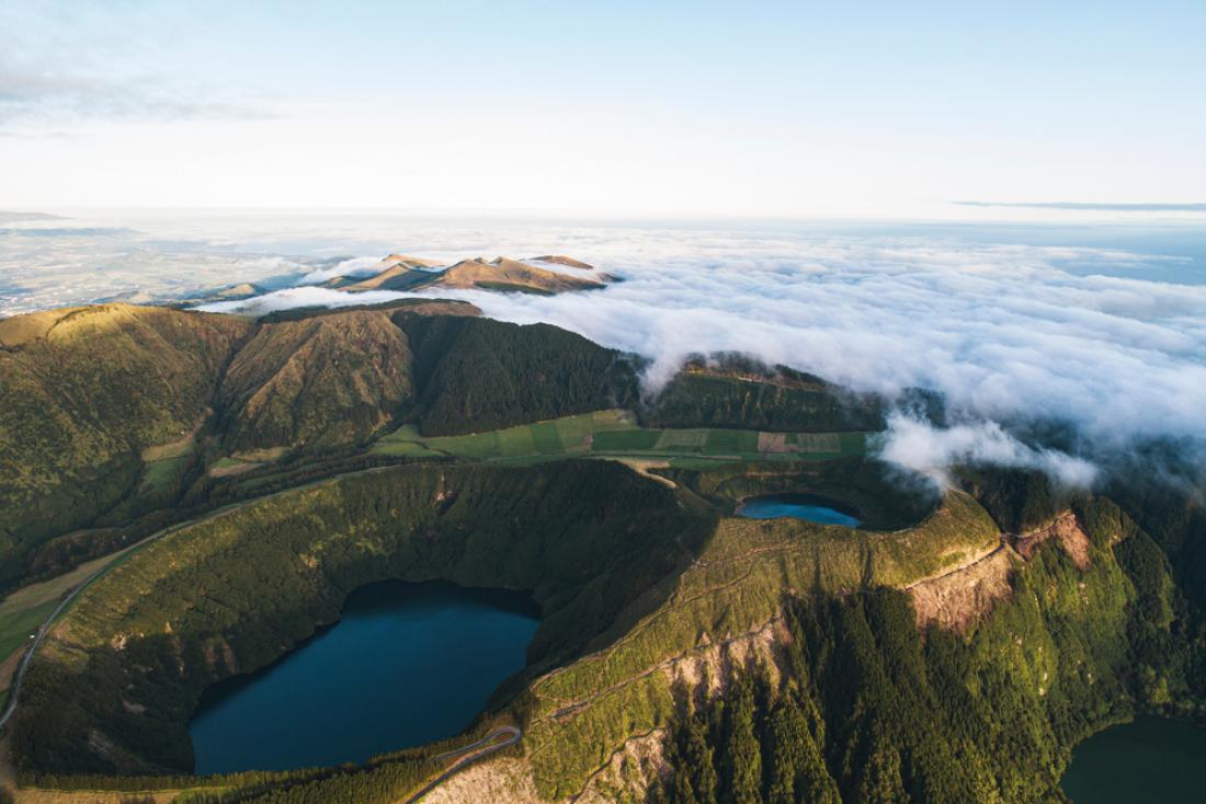 Azori so arhipelag, sestavljen iz devetih vulkanskih otokov v severnem Atlantskem oceanu, in poleg Madeire avtonomna regija Portugalske. Foto: Thelonelyboy/Shutterstock
