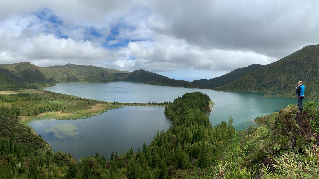 Kamorkoli se ozre obiskovalec Azorov, se mu odprejo čudoviti pogledi na s kalderami posejano pokrajino. Ognjeno jezero (Lagoa do Fogo) na otoku São Miguel.