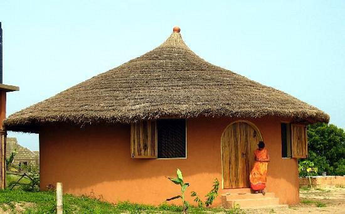 Ena izmed hišic, ki jo je zgradila v svoji vasici v Gani. Foto: osebni arhiv