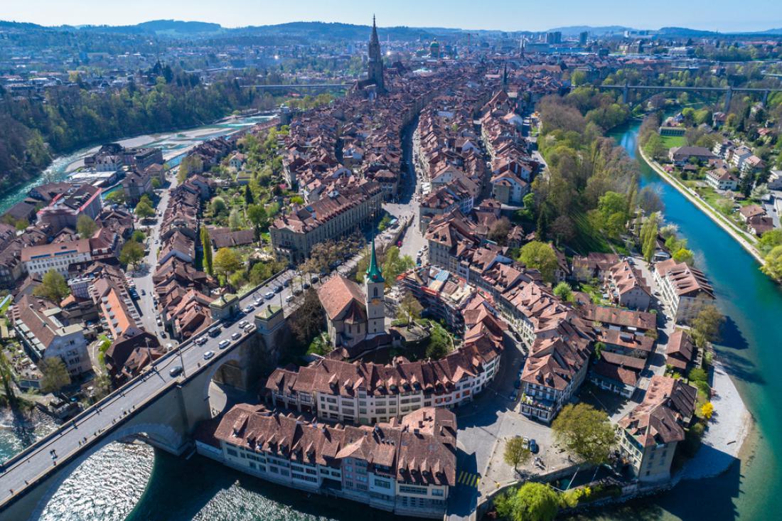 Bern, mesto na polotoku, ki ga s treh strani obliva slikovita reka Aare. Foto: Peter Stein/Shutterstock