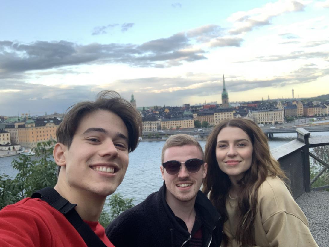 Ko je v Stockholmu obiskal prijatelja, ju je Maja peljala po mestu.