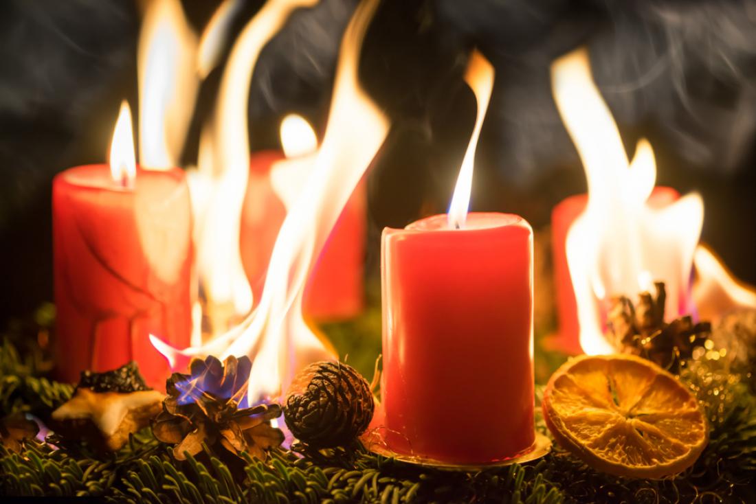 Adventni venčki so močno vnetljivi, zato nikdar ne puščajte prižganih sveč, ko vas ni v prostoru. Foto: Mapman/Shutterstock