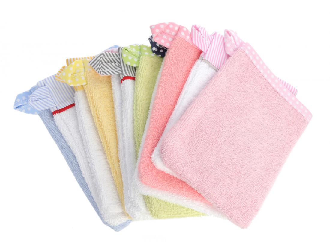 Bombažne rokavičke za umivanje najdete v bolje založenih trgovinah, lahko pa jih iz frotirja zašijete tudi sami. Foto: nelik/Shutterstock
