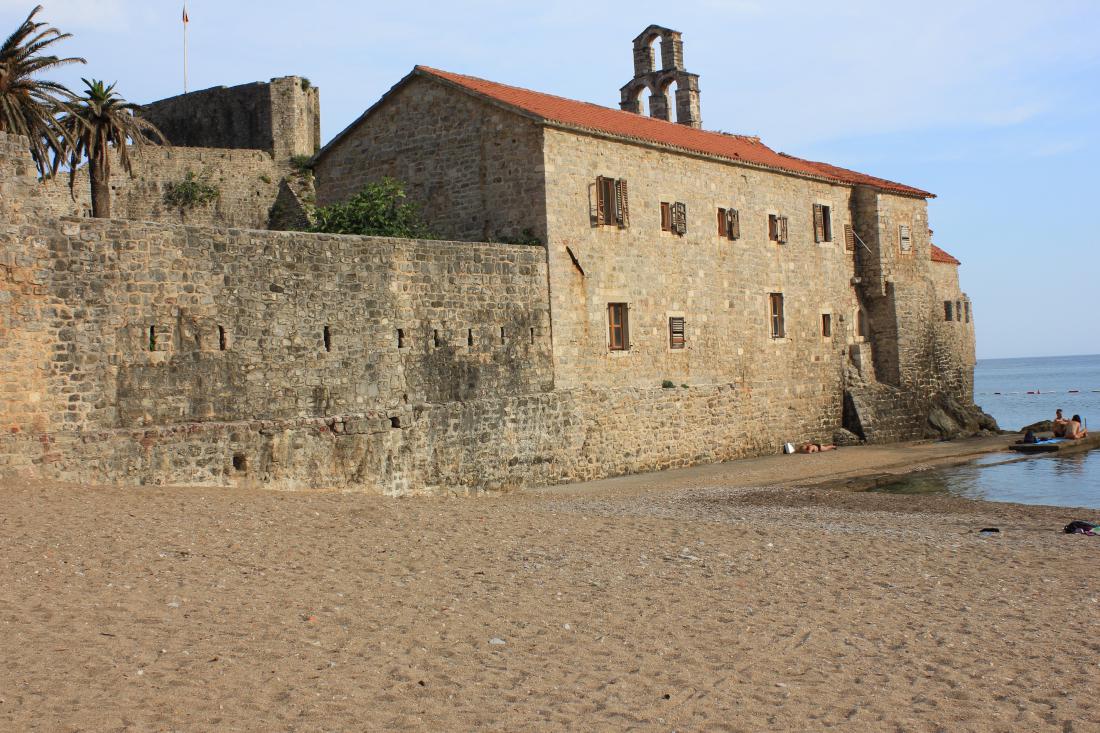 Peščena plaža pod obzidjem Budve