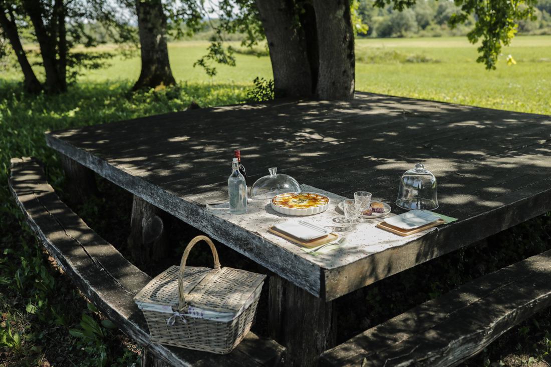 Ogromna miza s klopmi pod stoletnimi hrasti je popoln prostor za piknike in sproščena praznovanja v naravi.