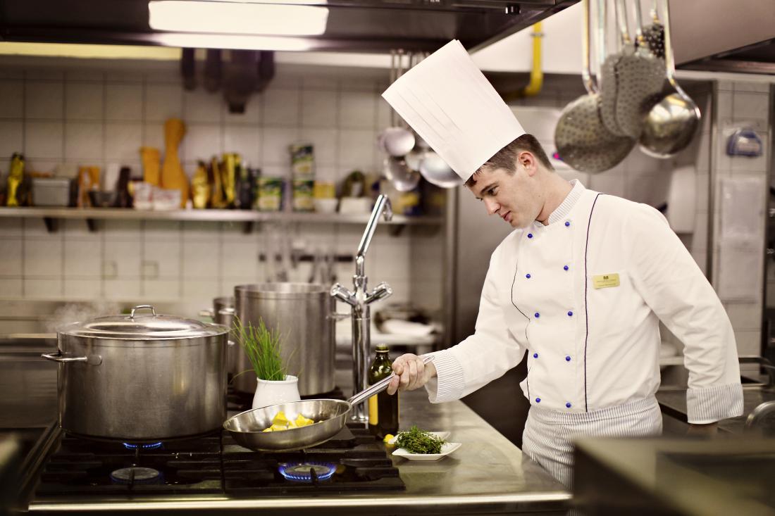 Za razvajanje vaših brbončic v hotelski restavraciji Hotela Park skrbi mednarodno priznani chef Simon Bertoncelj, kreativni kulinarični vodja Restavracije Julijana, ki jo najdete v pritličju Grand Hotela Toplice.