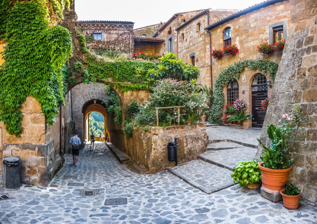 Ulice v Civita di Bagnoregio so ena sama romantika. Foto: canadastock/Shutterstock