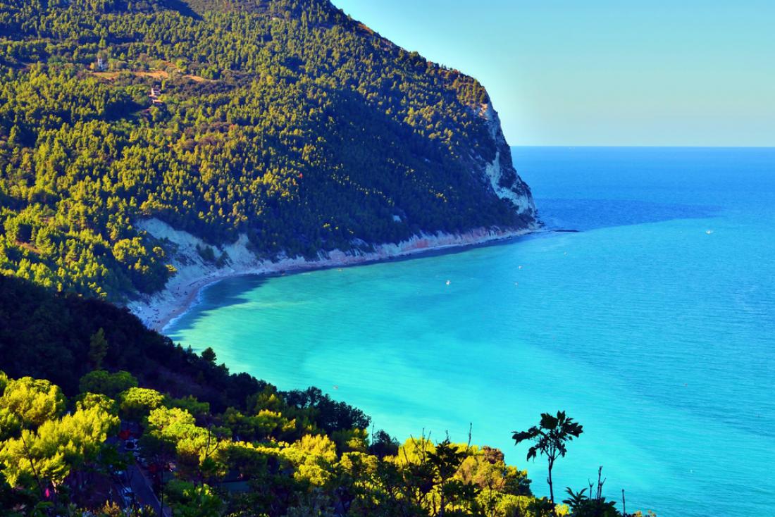 Morje se tod zrcali v najlepših odtenkih turkizne modrine. Foto: Simona Bottone/Shutterstock