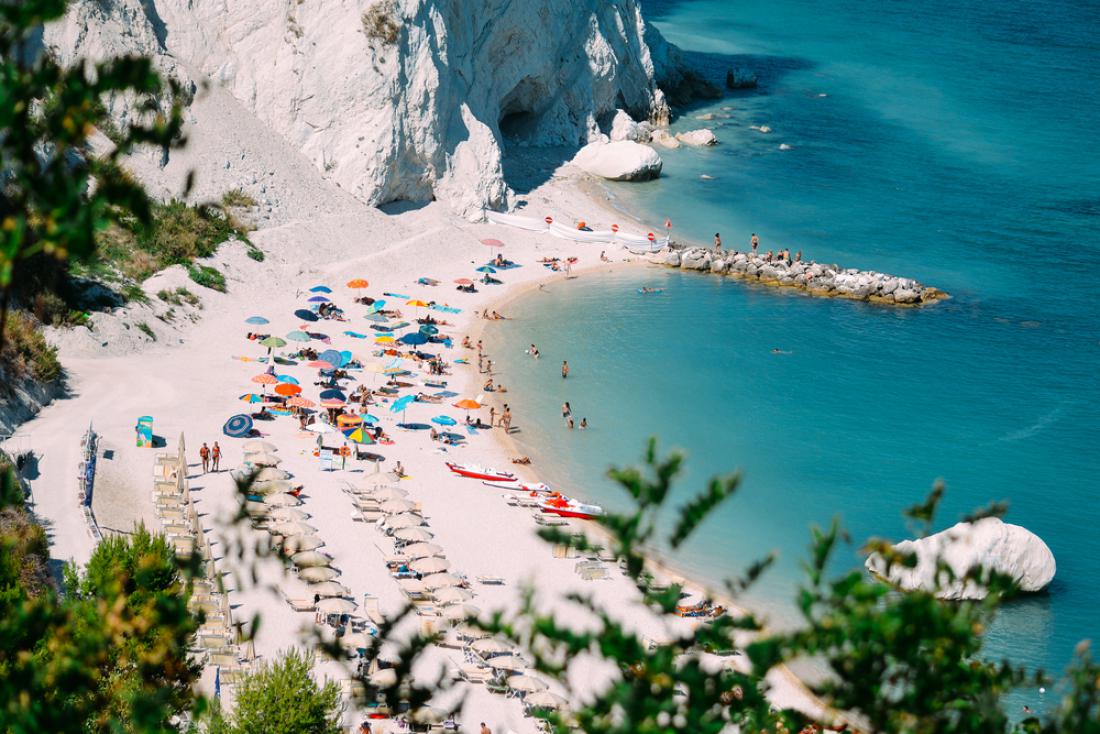 Posebnost tukajšnjih plaž so beli klifi in izredno fin beli pesek. Foto. OlgaMerolla/Shutterstock